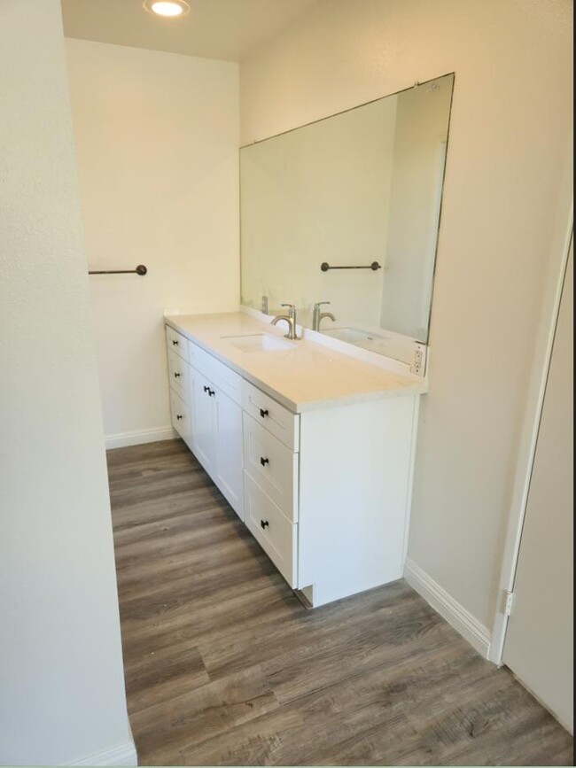 Building Photo - Helix Apts