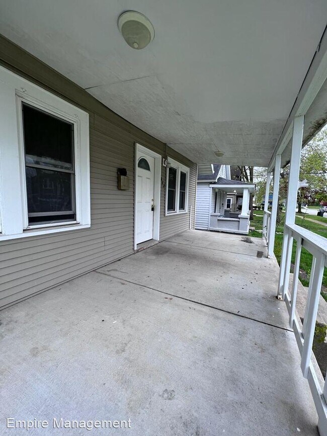 Building Photo - 3 br, 1 bath House - 922 North Lawrence St...