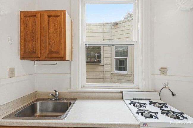 Building Photo - 1140 Pine St