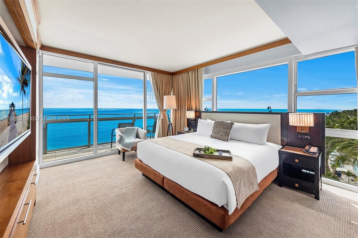 Foto principal - 6801 Collins Ave