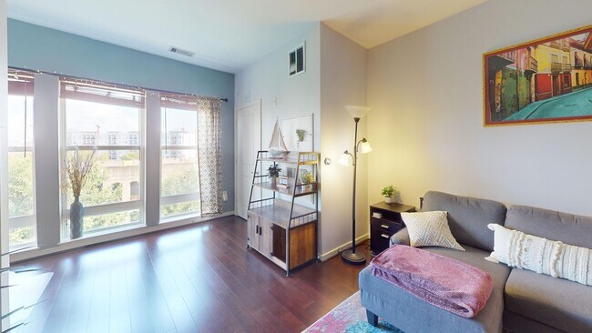Foto del edificio - Top Floor Spacious One Bedroom W/Washer & ...