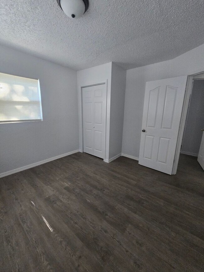 Building Photo - Two bedroom one bath home