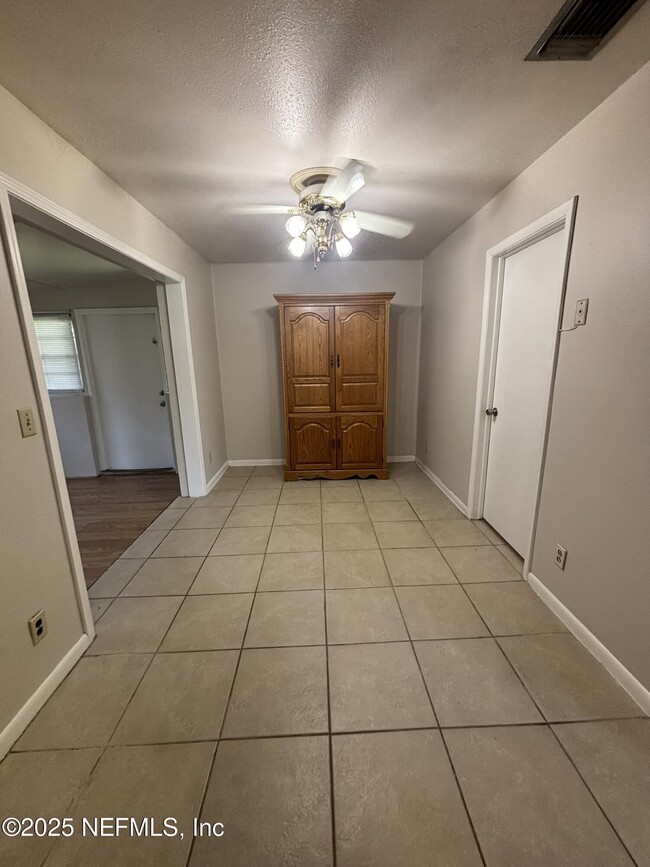Building Photo - 2148 Bunting Dr