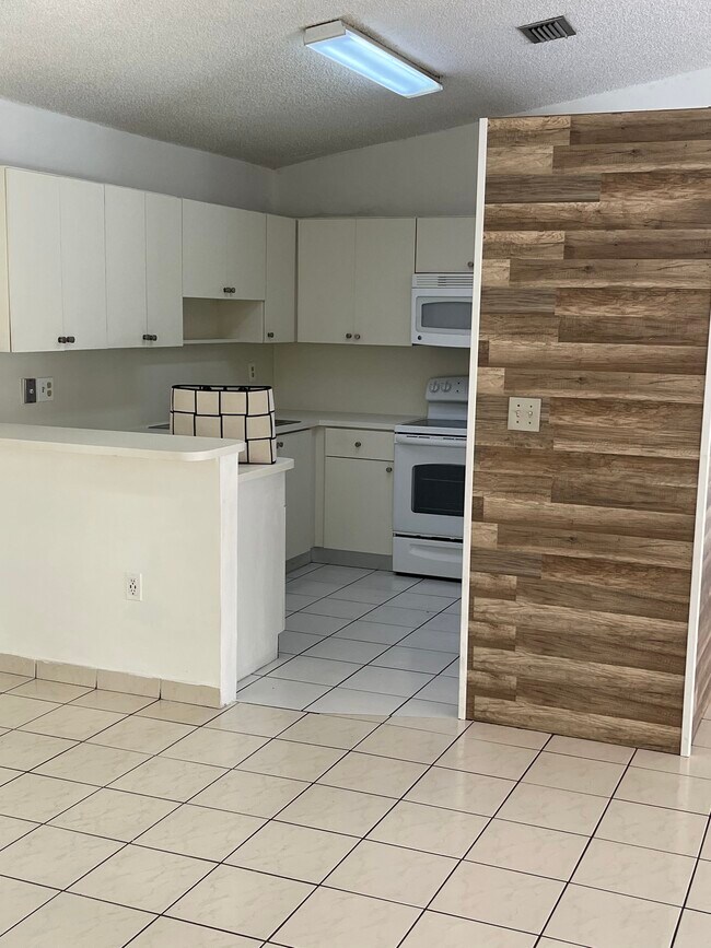 Kitchen - 18800 NW 84th Ave