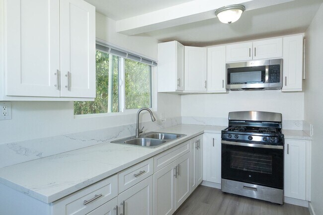 Building Photo - 3BR/1BA Home w/ Large Yard, Driveway Parking, Updated Kitchen, Split AC & W/D Hookups – Oxnard Ne...