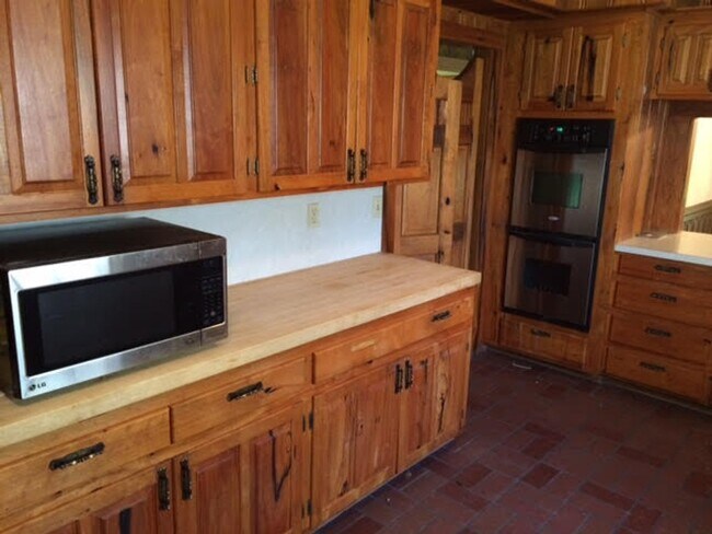 Building Photo - Great home at entrance of Bocage Jefferson Place Subdivision