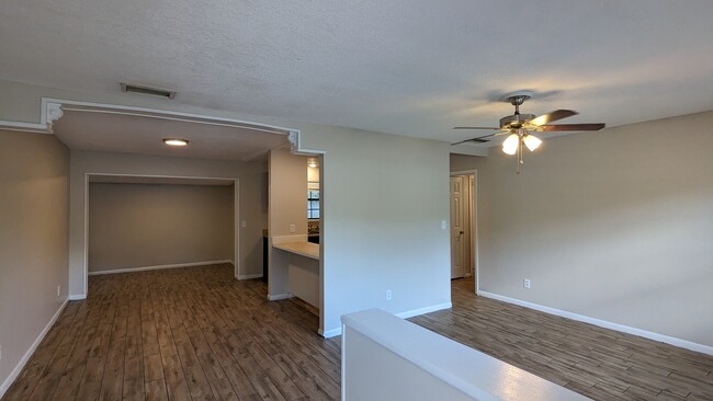 Building Photo - 2128 La Valle Dr