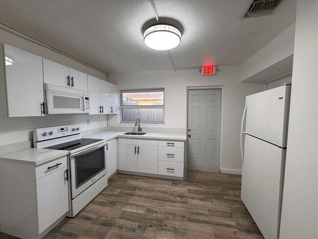 Foto del edificio - 3350 Powerline Rd