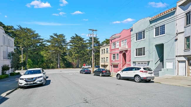 Building Photo - 3BR/2BA w/Washer Dryer and Across from Gol...