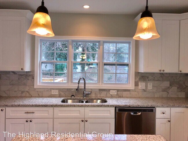 Building Photo - 3 br, 2 bath House - 1884 Sylvan Road