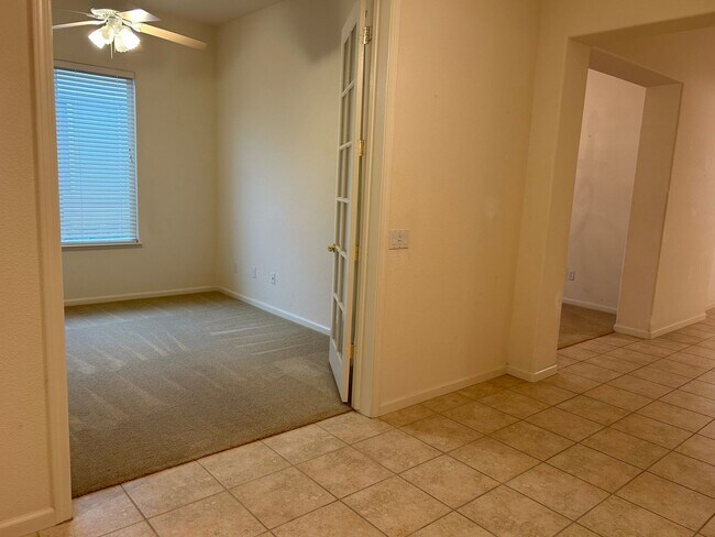 Building Photo - Spacious Single Story 2 Bed 2.5 Bath Home