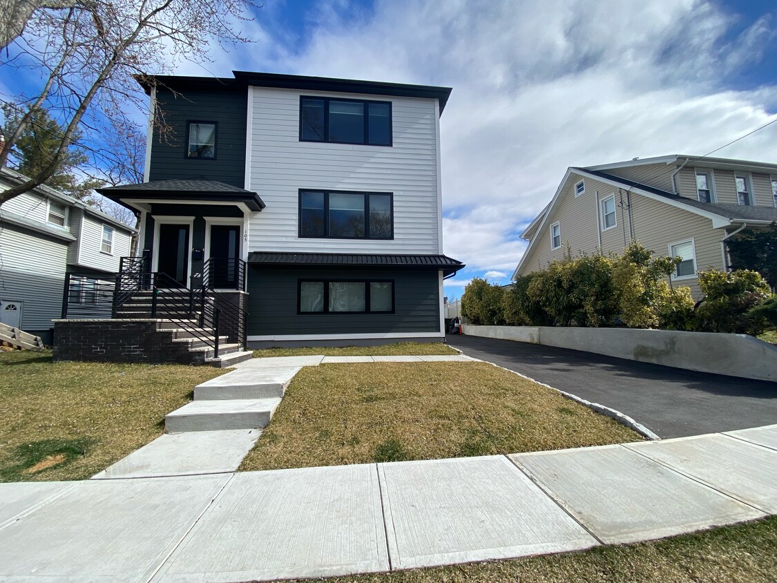 Primary Photo - 105 Feronia Way