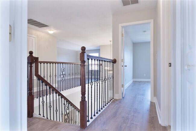 Building Photo - 10216 Oak Crest Rd