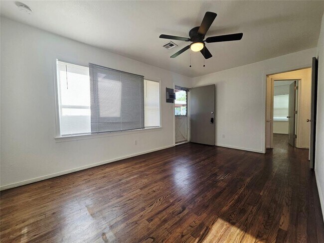 Foto del edificio - 3413 Willow Creek Dr