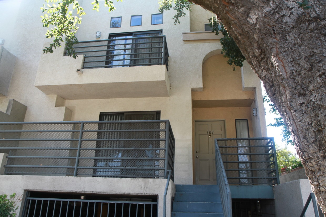 Balcony & Porch - 1801 W Victory Blvd