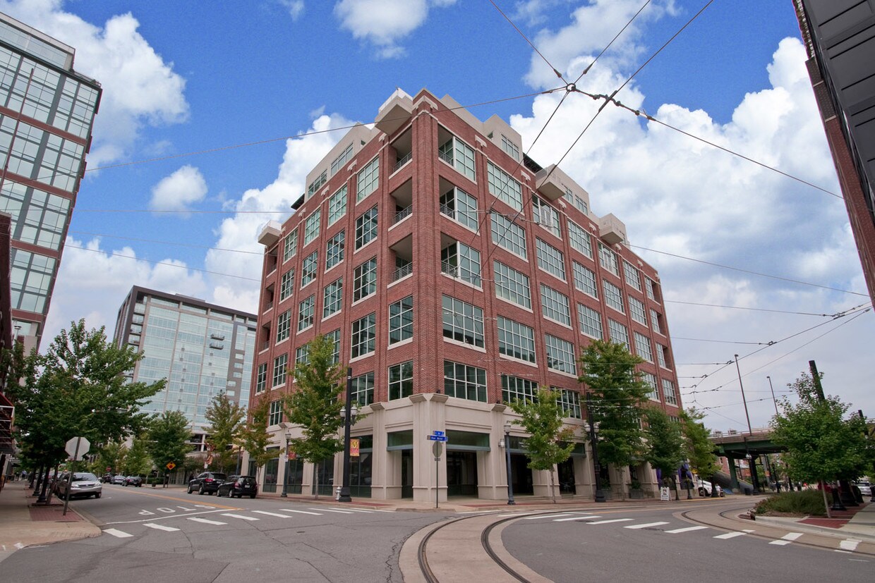 Primary Photo - 200 River Market Ave