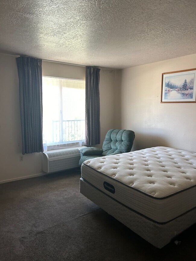 Building Photo - --Furnished Smokey Lane, Upper Level Studio--