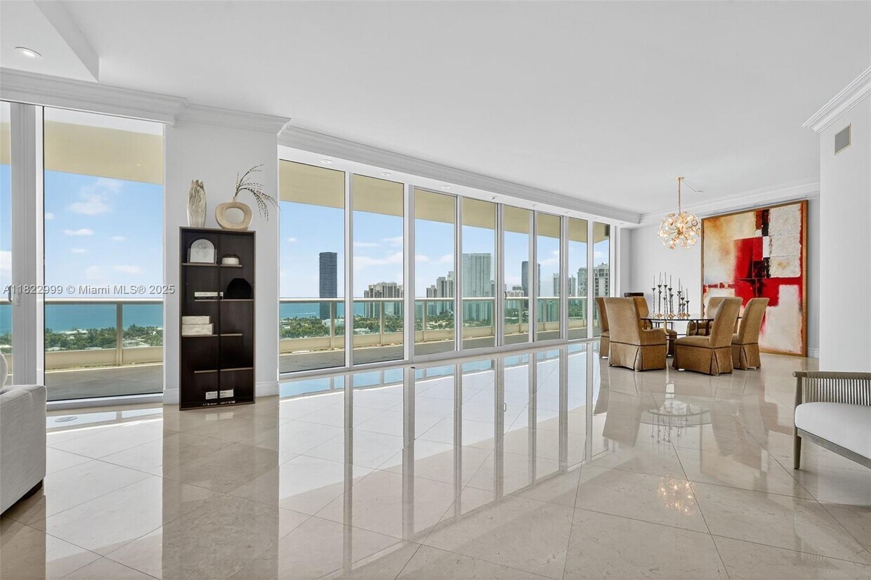 Foto principal - 20155 NE 38th Ct