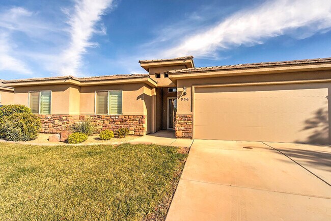 Foto del edificio - 3 bed 2 bath home with fully-fenced yard