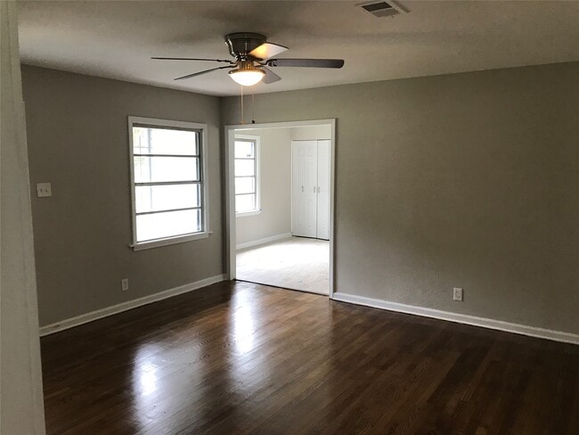 Building Photo - 225 Lena Dr