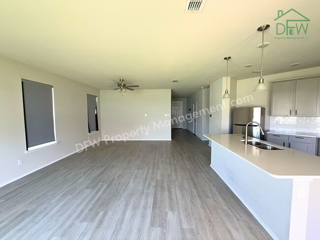 Foto del edificio - Charming 3-Bedroom Home with Spacious Backyard in Providence Village!