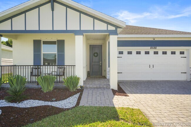 Foto del edificio - 8588 Dahlia Cir