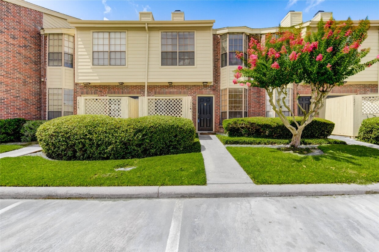 Primary Photo - 2121 El Paseo St