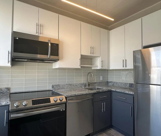 Completly remodeled kitchen with granite countertop and all new Samsung appliances (induction range) - 631 Ofarrell St