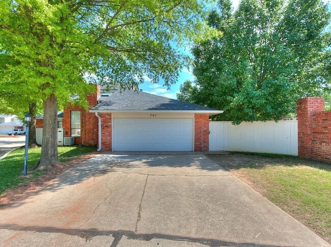 Beautiful 3bed/2bath Townhome Available in Westside Norman!! - Beautiful 3bed/2bath Townhome Available in Westside Norman!!