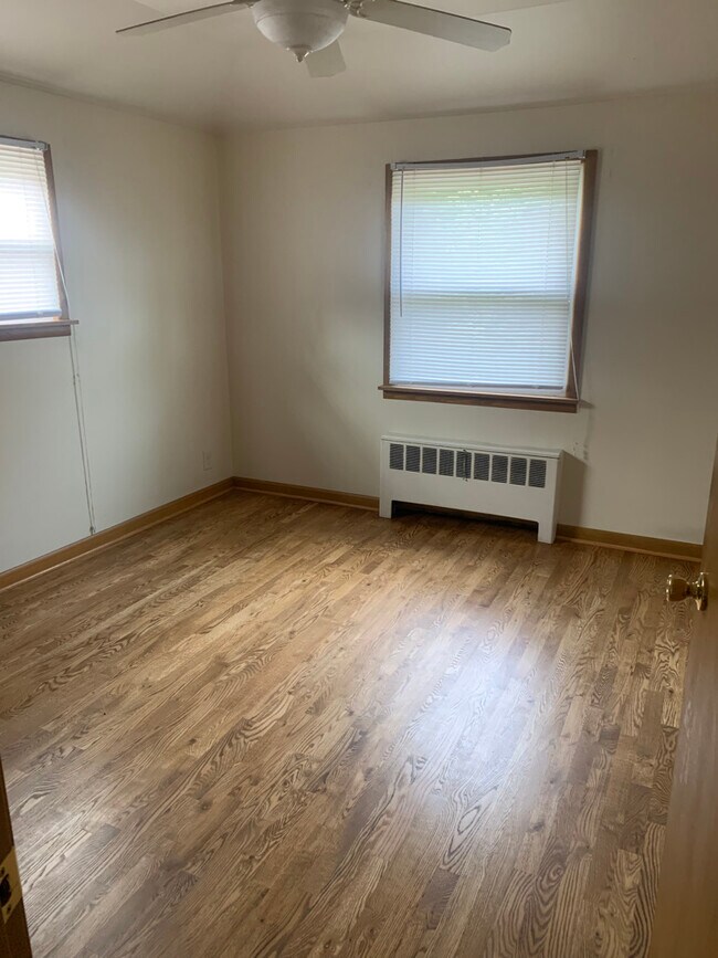Building Photo - 3240 S 49th St