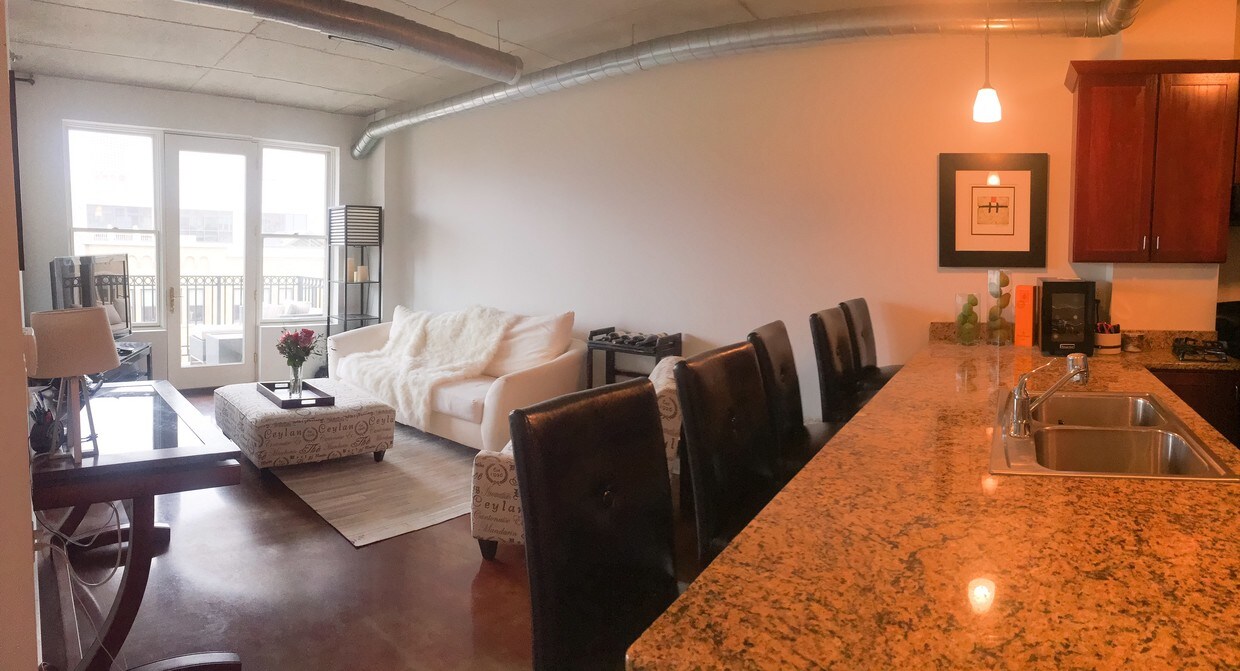 Foto principal - 102 N Water St