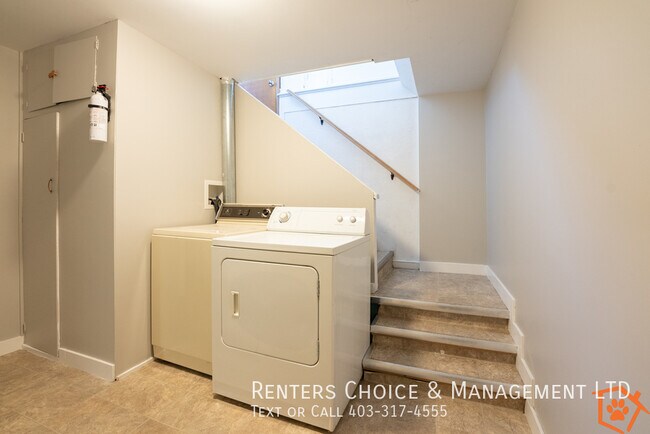Photo du bâtiment - Updated Basement Suite Includes Utilities, Parking + Cat Friendly