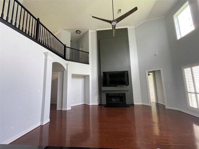 Building Photo - 11802 Crescent Bluff Dr