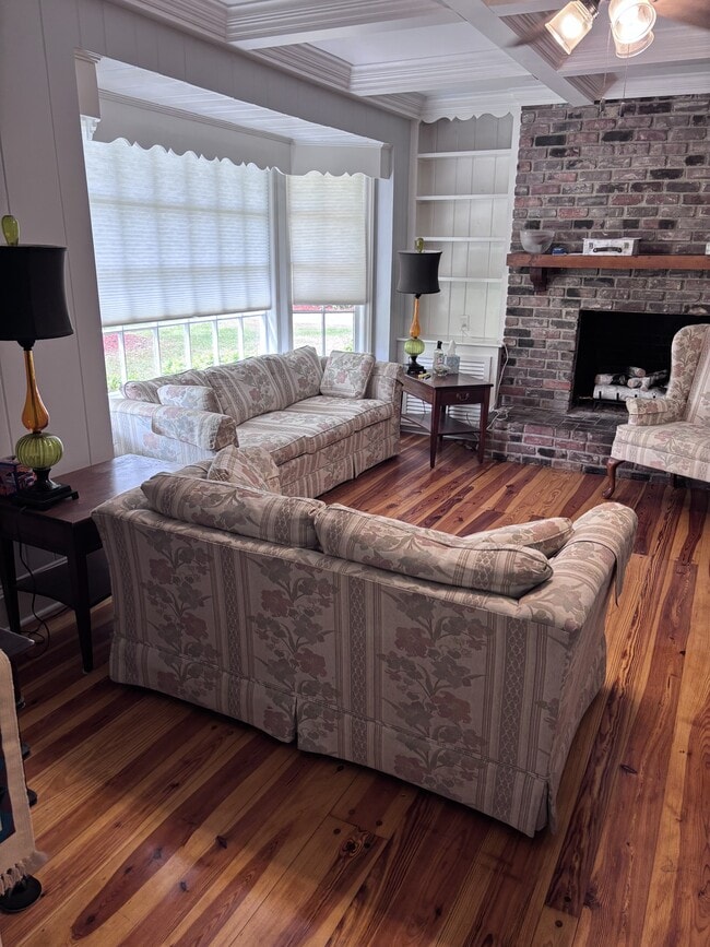 Building Photo - 902 Wilcox Ave