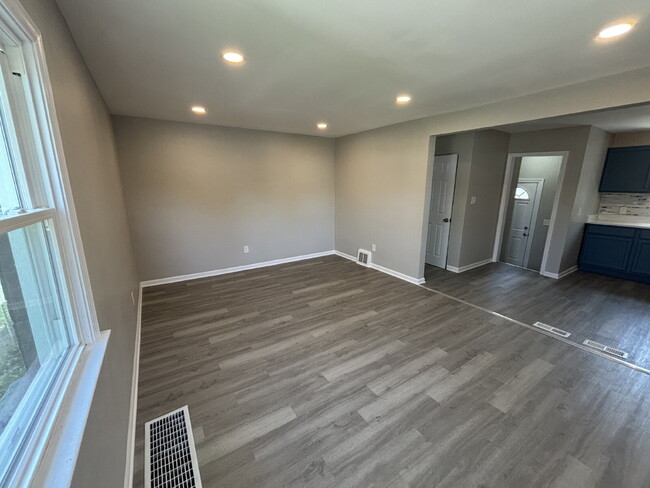 Building Photo - 4 Bedroom house in Gary!