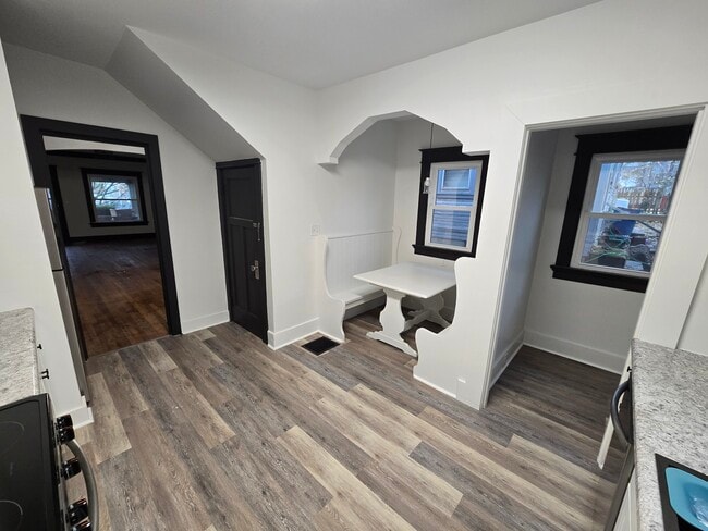 Building Photo - 21 W Beechwood Ave