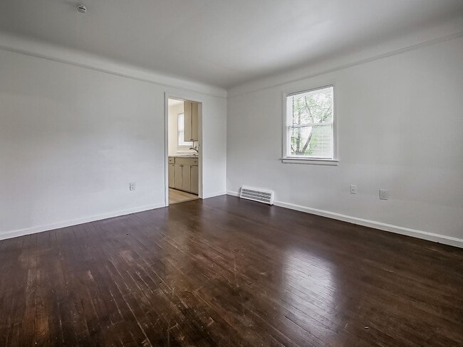Building Photo - Welcome to this beautiful 2 bedroom, 1 bat...