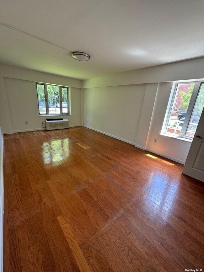Foto del edificio - 64-34 Grand Central Pkwy