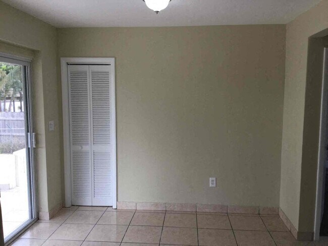 Foto del edificio - 18000 NW 6th Ct
