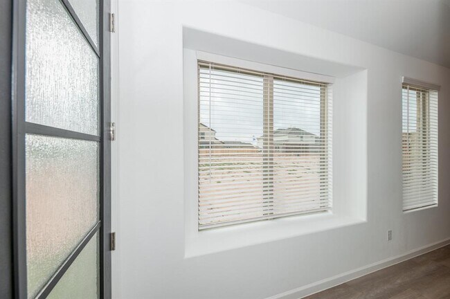 Building Photo - 4939 Shimmer Side Dr