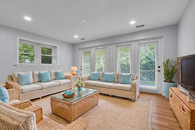 Foto del edificio - 6811 N Kenneth Ave