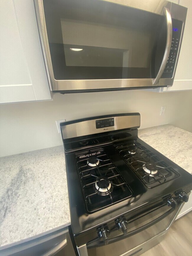 Foto del edificio - Gorgeously Renovated 3 Bedroom Townhome in...