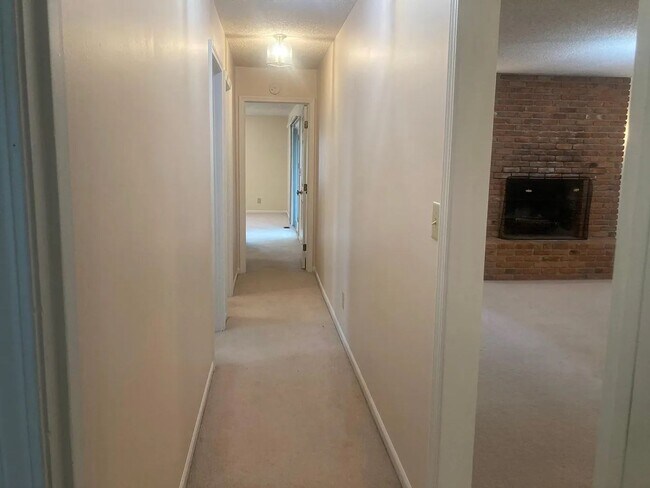 Foto del edificio - Beautiful Duplex Located in Serene, Wooded...