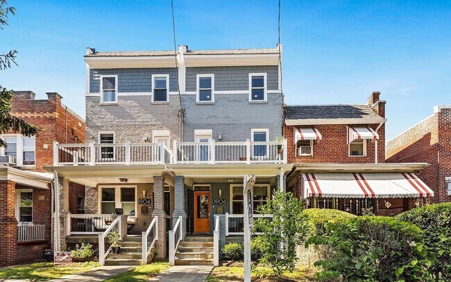 Foto del edificio - Updated 5 BR/4.5 BA Semi-Detached Home in ...