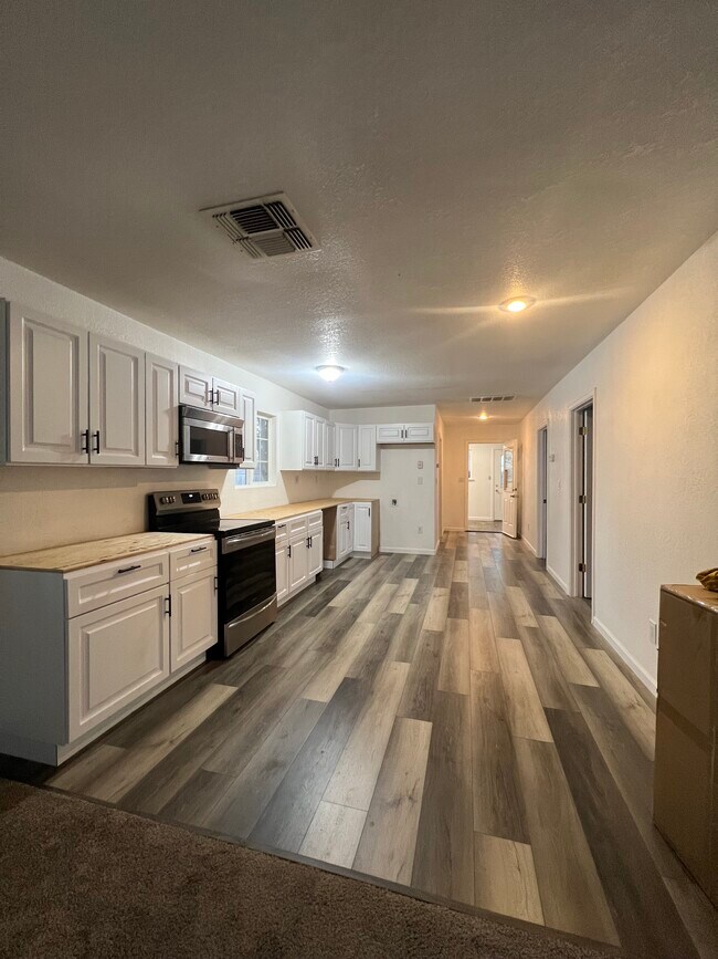 Building Photo - 11825 Sheldon Lake Dr