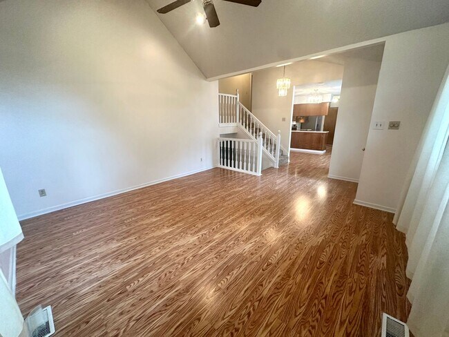 Foto del edificio - 4 bedroom, 2 1/2 bath