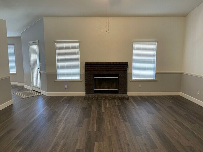 Foto del edificio - 2954 Pontiac (Locan/Ashlan)