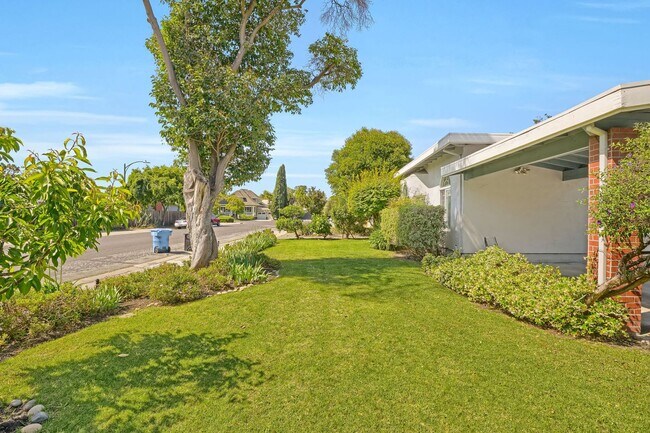 Building Photo - Spacious 4 bed, 2.5 Bath Home with Bonus Room and Pool in Palo Alto!