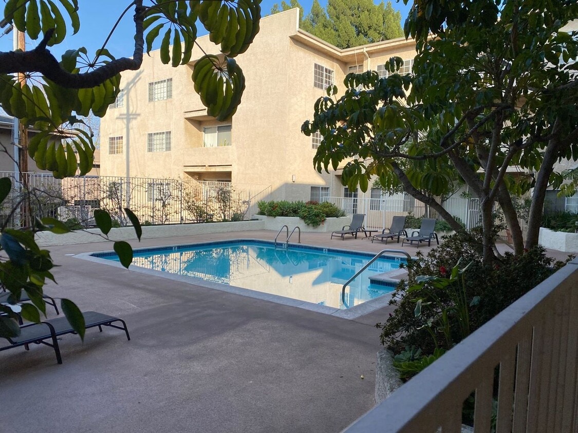 Building Photo - MOVE IN SPECIAL - Modern Upgrades, Prime L...