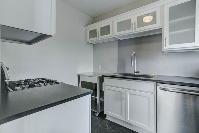 Foto del edificio - Nicely Renovated Top Floor Corner 1-Bed w/...